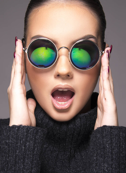 beautiful girl with summer sunglasses and eye wear close up commercial concept - Foto, Imagen