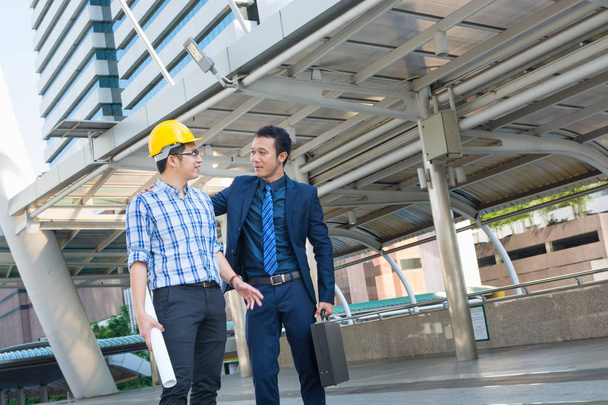 Jovens Arquitetos Masculino Discutindo com Empresário na Constructio
 - Foto, Imagem