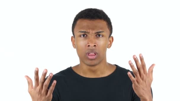 Μαύρο θυμωμένος άνθρωπος φωνάζει - Πλάνα, βίντεο