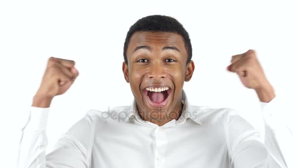 Feliz hombre negro celebrando el éxito
 - Imágenes, Vídeo