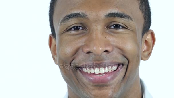 Glimlachend zwarte Man, gezicht close-up - Video
