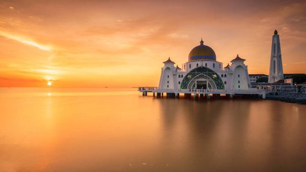Malakan salmen moskeija (Masjid Selat Melaka) auringonlaskun aikana
 - Valokuva, kuva