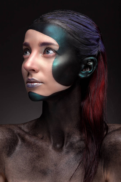 Retrato de una mujer con maquillaje creativo sobre un fondo gris
.  - Foto, Imagen