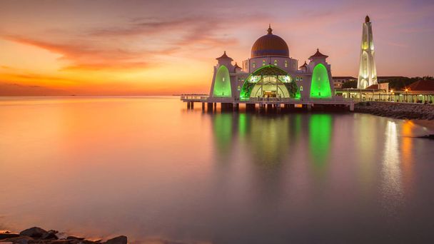 Malakan salmen moskeija (Masjid Selat Melaka) auringonlaskun aikana
 - Valokuva, kuva