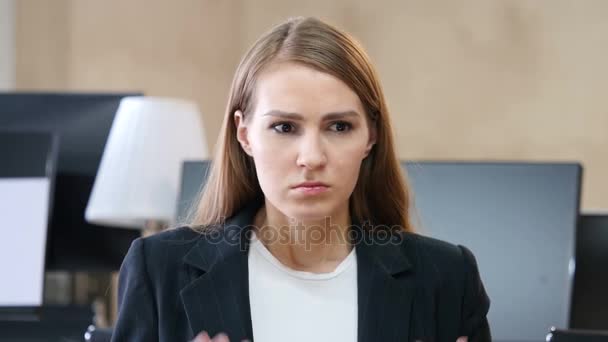 Portrait of Angry Woman in Office - Video, Çekim