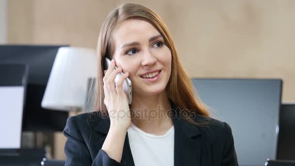 Phone Talk, Woman Answering Call in Office - Video, Çekim