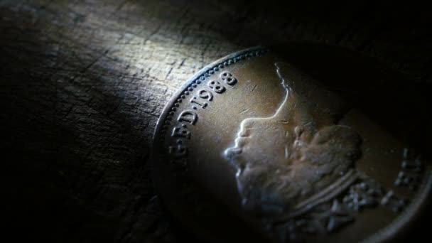 Primer plano de monedas muy antiguas
  - Metraje, vídeo