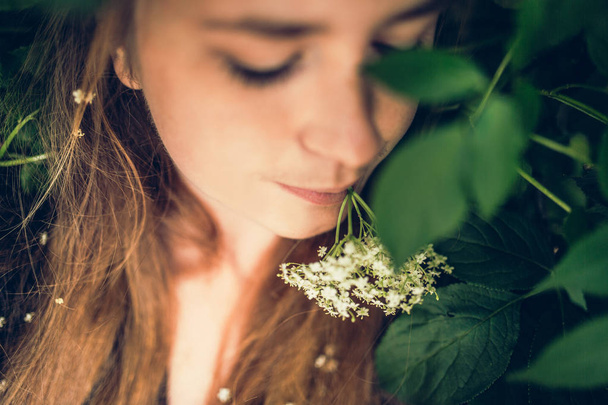 white flowers and beautiful woman  - Foto, afbeelding