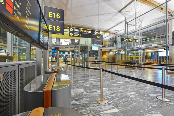 Área de controle de passaporte do aeroporto com linhas e cabines. Internação
 - Foto, Imagem