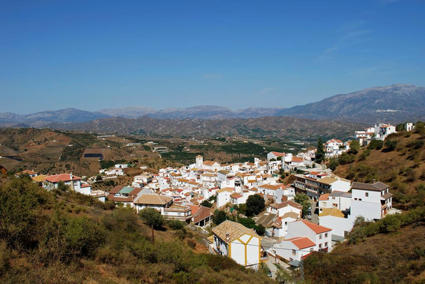 Vista da aldeia caiada de branco e do campo circundante, Iznate, Espanha
. - Foto, Imagem