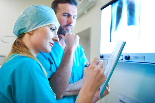 Doctors examining x-ray image - 写真・画像