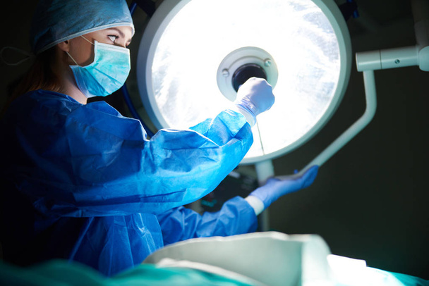 Arzt setzt chirurgisches Licht - Foto, Bild