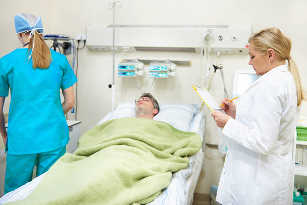 Médico verificando paciente
  - Foto, Imagem