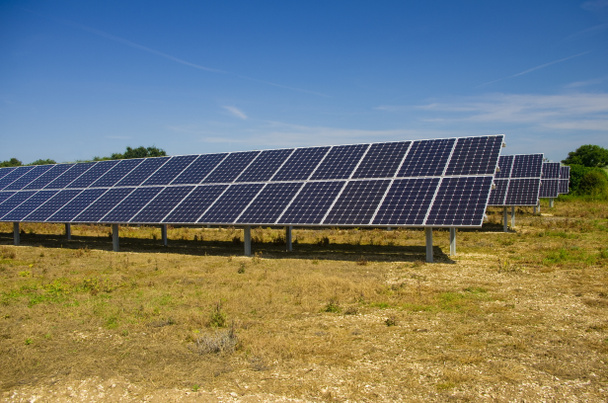 Zonnepaneel boerderij opwekking van groene energie - Foto, afbeelding