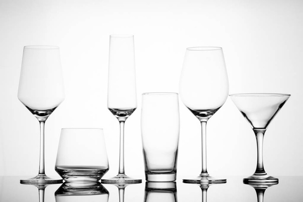 різні порожні алкогольні окуляри
 - Фото, зображення