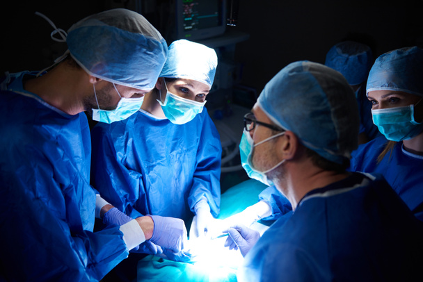 χειρουργοί στο χειρουργείο - Φωτογραφία, εικόνα