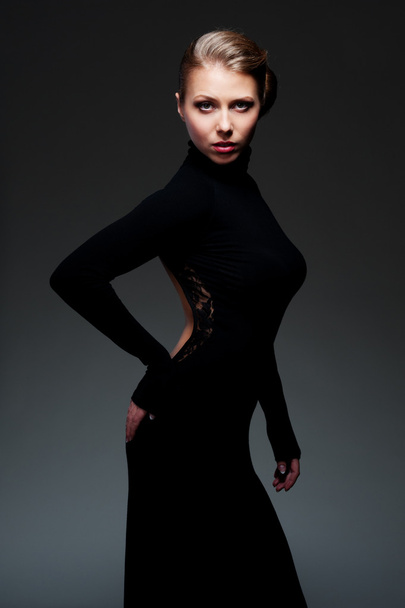 χαριτωμένη νεαρή γυναίκα στο μαύρο φόρεμα - Φωτογραφία, εικόνα