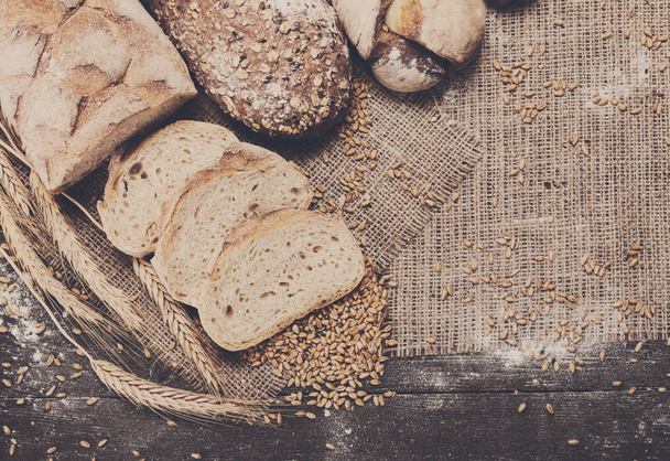 パン屋さんのコンセプトです。コピー スペースとライ麦パンの背景をスライス - 写真・画像