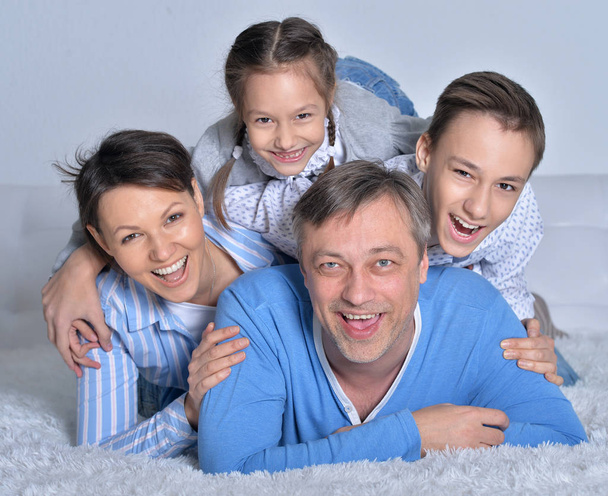 Счастливая семья улыбается
 - Фото, изображение