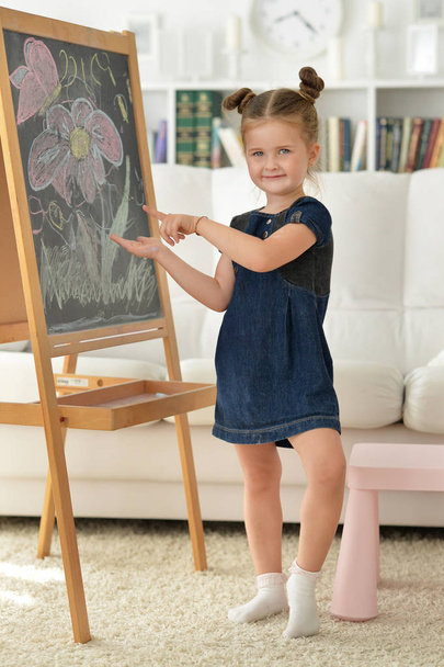 girl drawing on chalkboard - Фото, изображение
