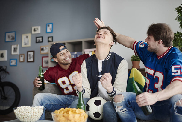 Amigos assistindo jogo esporte
 - Foto, Imagem