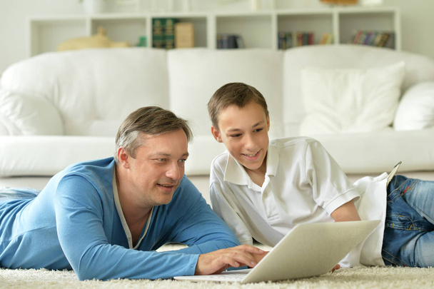息子と父親のノート パソコンを使用して - 写真・画像