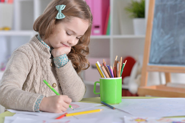 little girl drawing - Фото, зображення