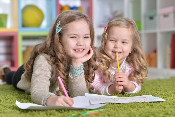 Little girls drawing - Φωτογραφία, εικόνα