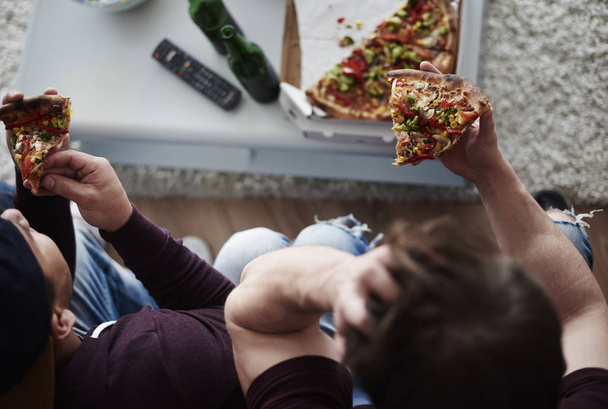 men eating pizza - Photo, image