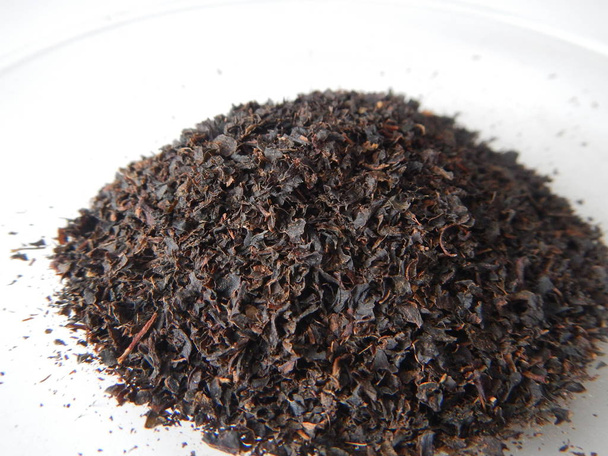Mały stos liści czarnej herbaty - Zdjęcie, obraz