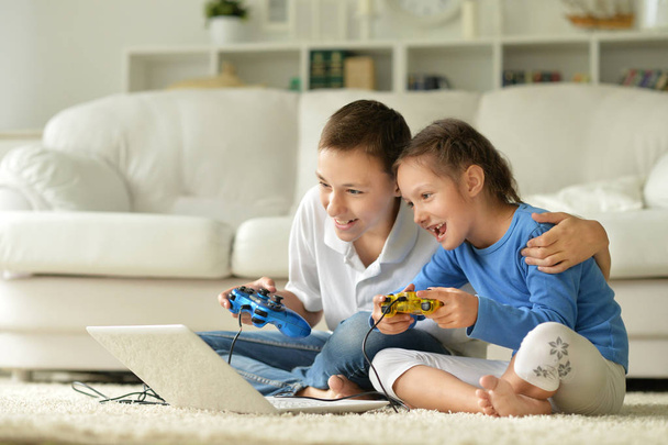 kids playing computer games - Фото, изображение