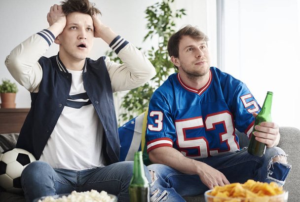 hommes regardant match de football
  - Photo, image