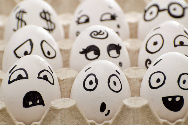 Αυγά με χειροποίητη συναισθήματα στη θήκη, γκρο πλαν - Φωτογραφία, εικόνα