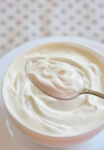 Kerámia tál fehér joghurt - Fotó, kép