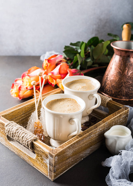 Чашка кофе в винтажном деревянном подносе
 - Фото, изображение