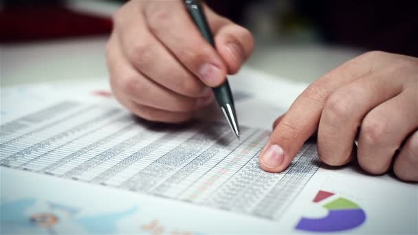 Accountant Man Checks Financial Report - Πλάνα, βίντεο