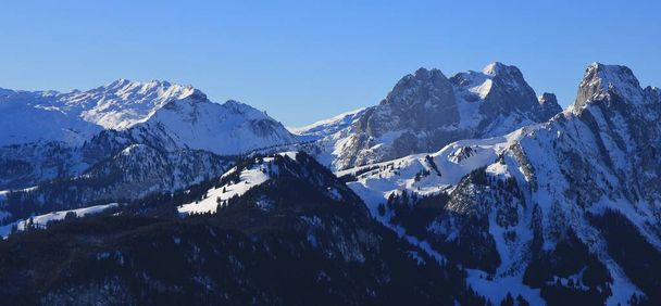 Сніг накривав гори Gummfluh і Le Rubli - Фото, зображення