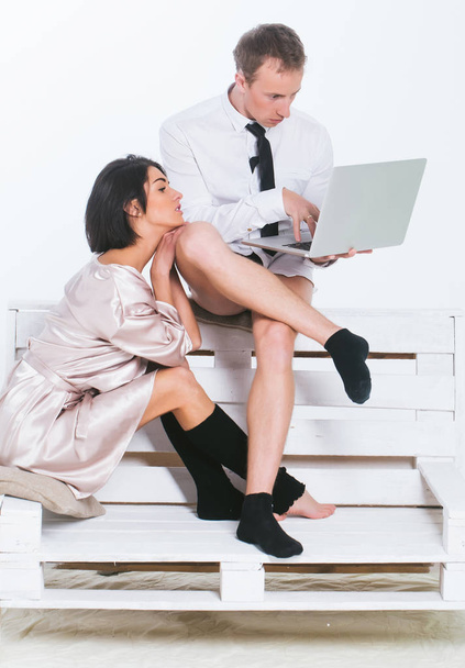 businessman and woman with laptop - Foto, afbeelding