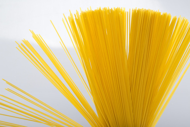 Close-up van ongekookte spaghetti noedels - Foto, afbeelding