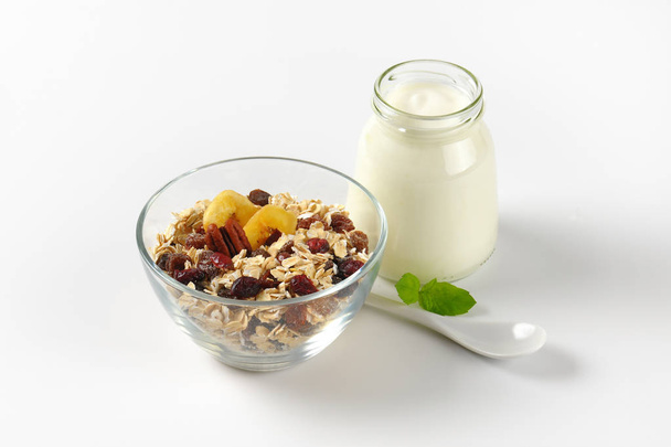 copos de avena con pasas y yogur blanco
 - Foto, imagen
