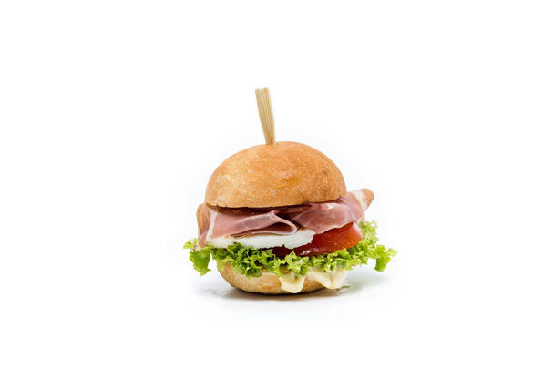 beyaz üzerine küçük hamburger kanepeler - Fotoğraf, Görsel