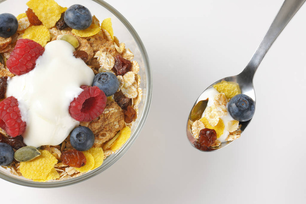 kahvaltılık berry meyve ve beyaz yoğurt ile - Fotoğraf, Görsel