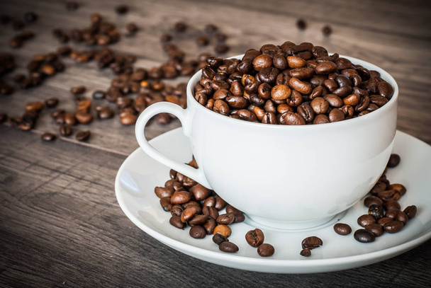 Tasse à café avec grains de café. - Photo, image