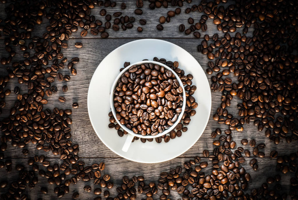 Coffee cup with coffee beans. - Foto, Imagen