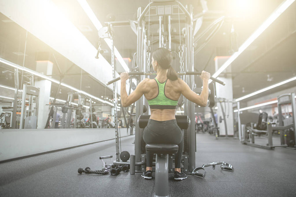 Woman in gym - Foto, afbeelding