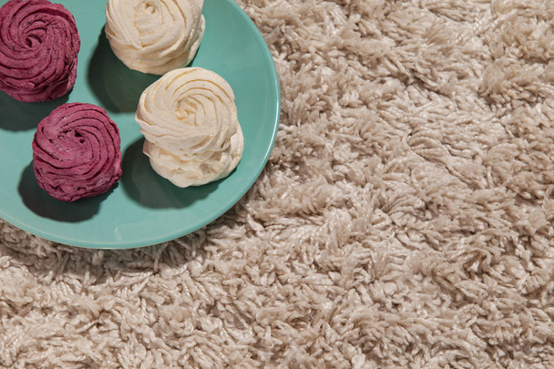 Marshmallow on the carpet - Фото, изображение