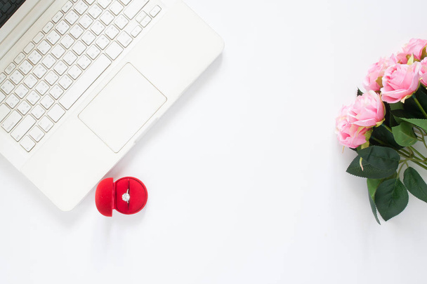 Flat lay of computer laptop with diamond ring and pink rose, Top - Foto, immagini