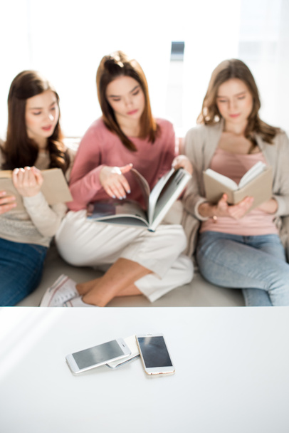 Жінки, що читання книг
 - Фото, зображення