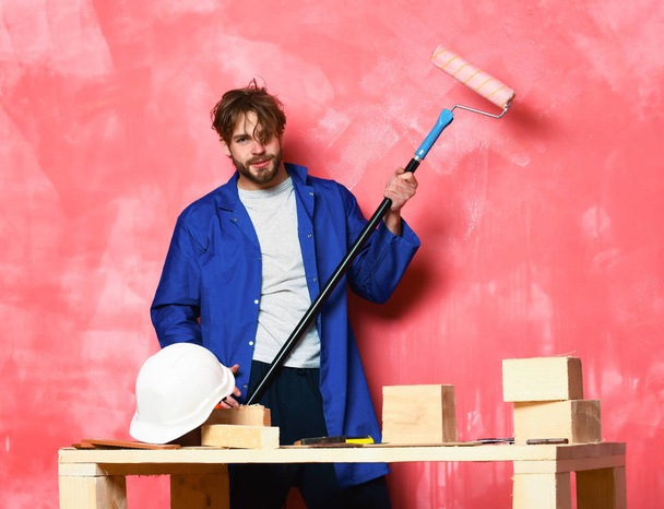 builder man holding paint roller - Fotoğraf, Görsel