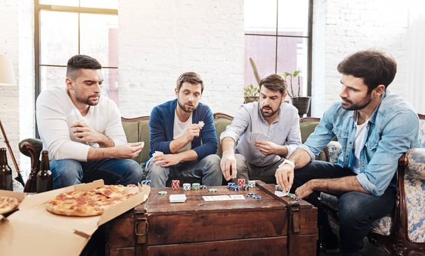 Hombres guapos y brutales jugando cartas
 - Foto, imagen